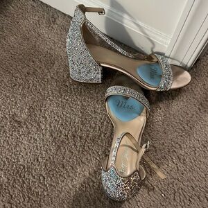 Betsey Johnson-Mari Sandal
Color: Champagne
Size: 8.5